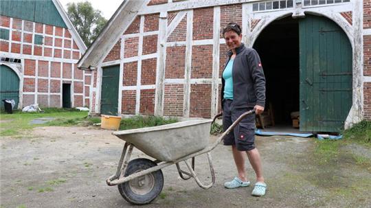 Die Wirtschaftsjournalistin und Gartengestalterin Katharina Becker hat sich mit dem Kauf des alten Bauernhofs in Nordleda einen Lebenstraum erfüllt.