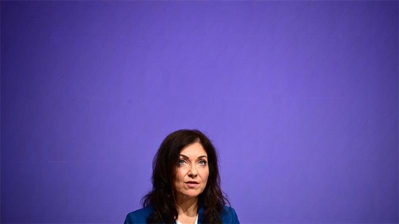 Spritpreise: Merz kündigt Entlastungen an - was kann kommen? Die Wirtschaftsministerin bringt Direktzahlungen für Geringverdiener ins Spiel.