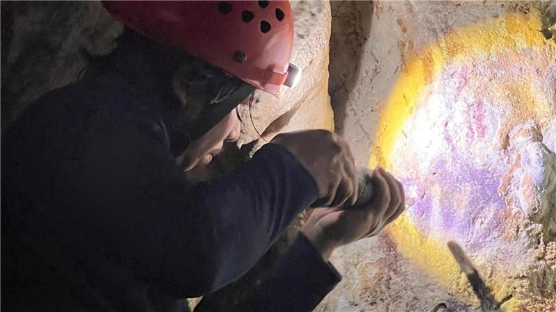 Bisher älteste Höhlenkunst der Welt in Indonesien entdeckt Die Wissenschaftler entdeckten eine Hand-Schablone, die mindestens 67.800 Jahre alt ist.