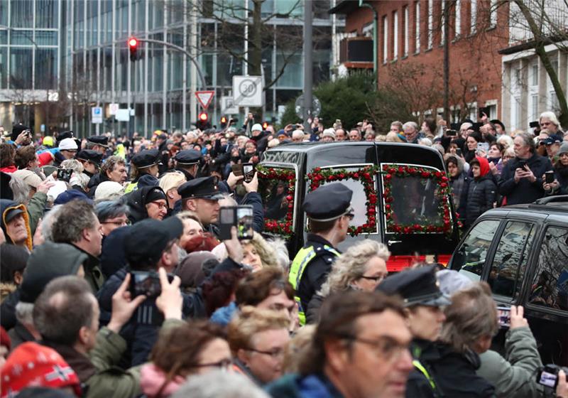 Die Witwe des Schauspielers Jan Fedder, Marion Fedder, fährt mit einen Jungtimer hinter dem Leichenwagen her. Die Bevölkerung der Stadt nimmt von dem Schauspieler abschied. Fedder war am 30. Dezember gestorben. Foto: Daniel Reinhardt/dpa