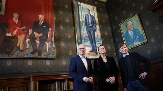 Die Witwe von Hans-Ulrich Klose, Bürgermeister Peter Tschentscher (SPD) und der Künstler Johannes Duwe bei der Enthüllung des Porträts. 