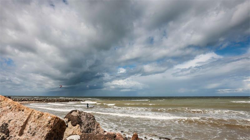 Die Woche startet mit gleichbleibenden Temperaturen um die 20 Grad, aber mit dichten Wolken, Schauern und Gewittergefahr. (Symbolbild)