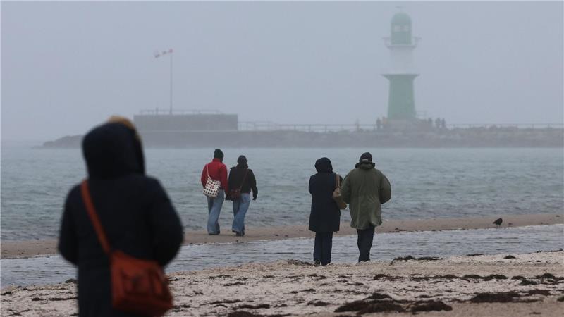 Die Woche startet trüb und regnerisch, ab Mittwoch lockert es auf. (Symbolbild)