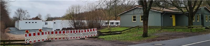 Die Wohncontainer, Sanitär- und Küchencontainer hinter dem Jugendhaus in Stade-Haddorf sind errichtet. Ob und wann sie bezogen werden, steht noch nicht fest. Foto: Strüning