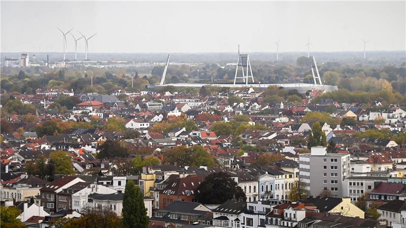 Die Wohnhäuser der Bremer Stadtteile Steintor und Ostertor, im Hintergrund das Weserstadion. Foto: Sina Schuldt/Deutsche Presse-Agentur GmbH/dpa