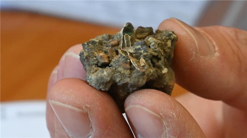 Wiedergeburt der Horneburg: Auf der Burginsel ins Mittelalter reisen Die Wohnhäuser der Burgmannen verfügten über bunte Bleiglasfenster, 1632 ging die Burg in Flammen auf. Der Klumpen aus Glas und Blei blieb übrig.
