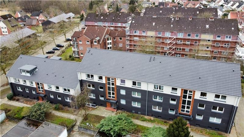 Die Wohnstätte saniert ihre Blocks in Klein Thun : Vorn ist der Umbau abgeschlossen, dahinter ist das Gebäude eingerüstet. Links stehen die Häuser Memeler Weg 2/4, die 2017 und 2018 an der Reihe waren. Foto: Wohnstätte