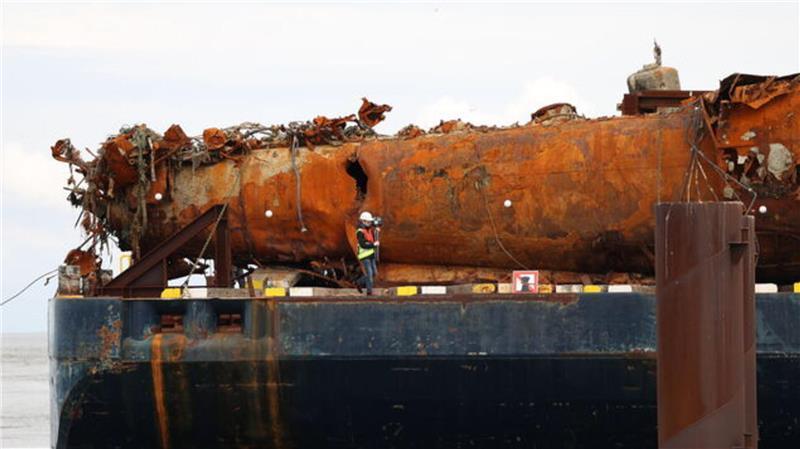 „Eine Schande“: U-Boot-Wrack soll in Einzelteile zerlegt werden Die Wrackteile von U16 liegen zurzeit auf einem Ponton im Fährhafen Cuxhaven.