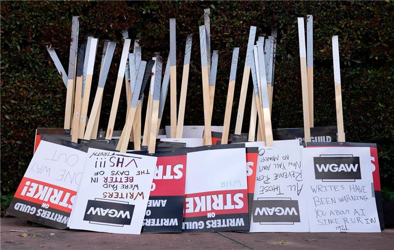 US-Drehbuchautoren und Studios finden „vorläufige Einigung” Die Writers Guild of America (WGA) stellt trotz vorläufiger Einigung klar: Niemand fange wieder an zu arbeiten, bevor die Gewerkschaft dies nicht ausdrücklich erlaube.