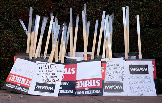 Die Writers Guild of America (WGA) stellt trotz vorläufiger Einigung klar: Niemand fange wieder an zu arbeiten, bevor die Gewerkschaft dies nicht ausdrücklich erlaube.