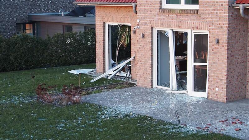 Die Wucht der Explosion hat die Fenster in tausend Teile zersplittern lassen.