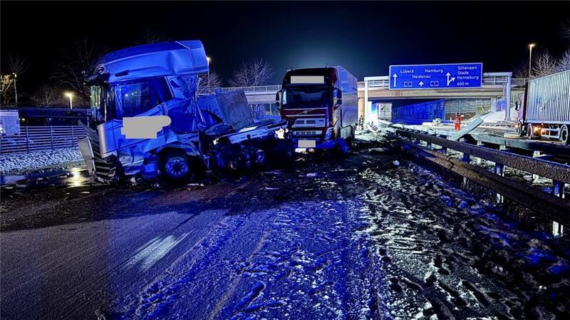 Die Wucht des Zusammenstoßes beider Lkw muss groß gewesen sein.