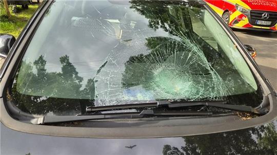 Die Wucht die Aufpralls des 19-Jährigen ist auf der Windschutzscheibe des Opel Astra gut zu erkennen.