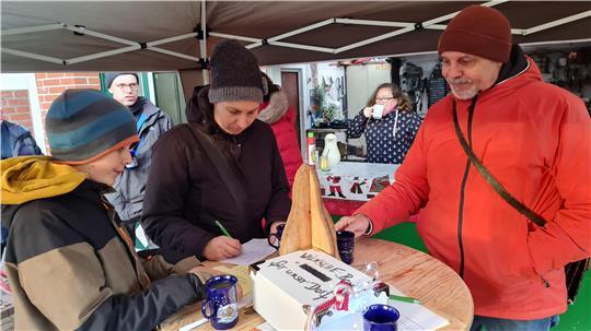 Die Wünsche-Box des Dorfmoderators: Rund 30 Wunschzettel landeten in der Box und damit beim Dorfmoderator Dieter Ducksch.