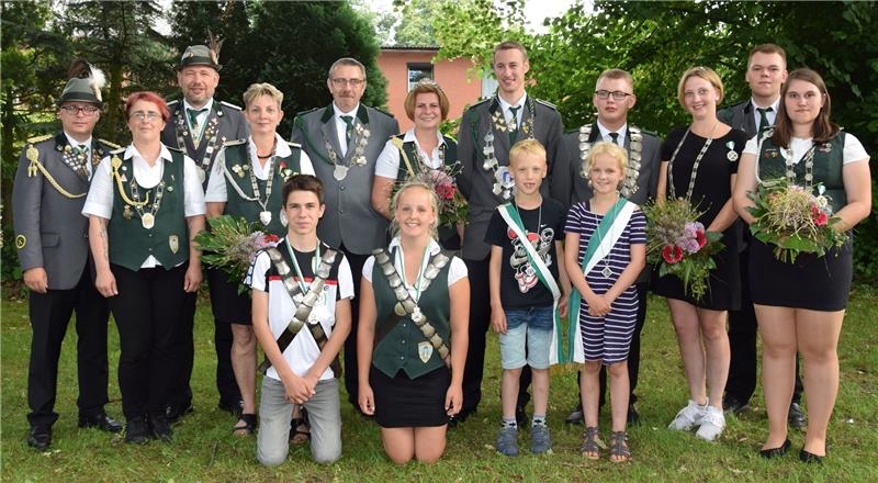 Die Würdenträger 2018 im Schützenverein Himmelpforten haben sich für ein Foto versammelt, bevor es zur letzten Party des diesjährigen Schützenfestes geht. Foto Albus