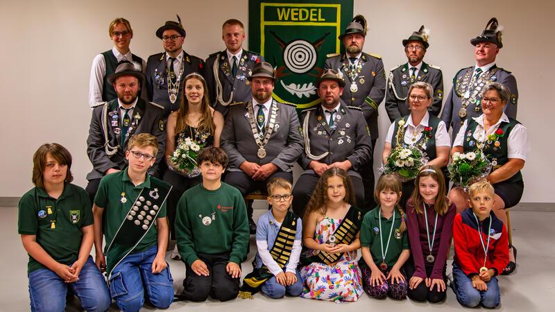Die Würdenträger 2024 des Schützenvereins Wedel stellten sich zum Gruppenfoto auf.