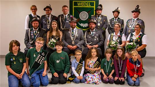 Die Würdenträger 2024 des Schützenvereins Wedel stellten sich zum Gruppenfoto auf.