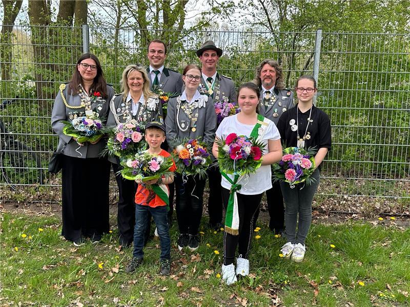 Die Würdenträger: Leann Friedrich (Jungschützenkönigin), Nicole Ording (Beste Dame), Steven Friedrich (2. Ritter), Emily Arendt (Jugendkönigin), Sebastian Läufer (König), Alina Arnold (Prinzessin), Uwe Käppler, (1. Ritter), Evelyn Heinert (Kinderkönigin) und Michi Lalla (Prinz, vorne).