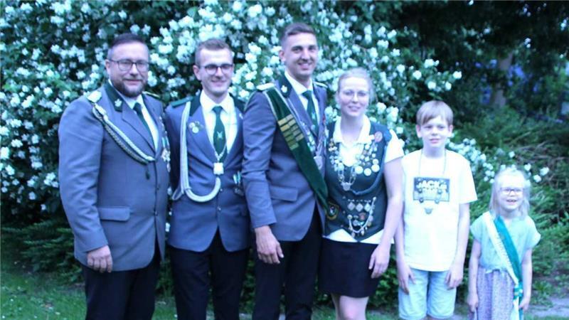 Die Würdenträger aus Neulandermoor: (von links) Präsident Jan Umlandt, Daniel Oest (Bestmann und Adjutant), Jungschützenkönig Lasse Weimann, Rieke Oest (Beste Dame), Kinderkönig Ben Stehr und Prinzessin Nantke Ukena, es fehlt Marc Behrmann (Prinz).