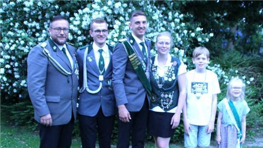 Die Würdenträger aus Neulandermoor: (von links) Präsident Jan Umlandt, Daniel Oest (Bestmann und Adjutant), Jungschützenkönig Lasse Weimann, Rieke Oest (Beste Dame), Kinderkönig Ben Stehr und Prinzessin Nantke Ukena, es fehlt Marc Behrmann (Prinz).