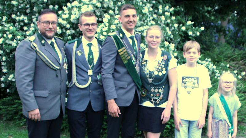 Kreis Stade: Am Wochenende gibt’s die volle Dosis Schützenfeste Die Würdenträger aus Neulandermoor: (von links) Präsident Jan Umlandt, Daniel Oest (Bestmann und Adjutant), Jungschützenkönig Lasse Weimann, Rieke Oest (Beste Dame), Kinderkönig Ben Stehr und Prinzessin Nantke Ukena, es fehlt Marc Behrmann (Prinz).