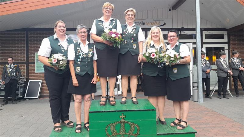 Kjeld Askan Iden ist der neue Schützenkönig in Harsefeld Die Würdenträger der Damen: Zweite Dame Vicky Fitschen, Gabi Klindt, Beste Dame Kerstin Sensen, Gerda Deden, Dritte Dame Katharina Heller und Jeanette Gross (von links).