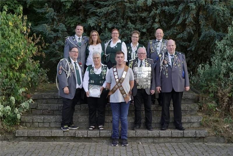 Schützenverein Dollern feiert Königsball Die Würdenträger der Dollerner Schützen stellen sich mit König Jürgen Lemmel um den neuen Jungschützenkönig Luca Kimmel auf.