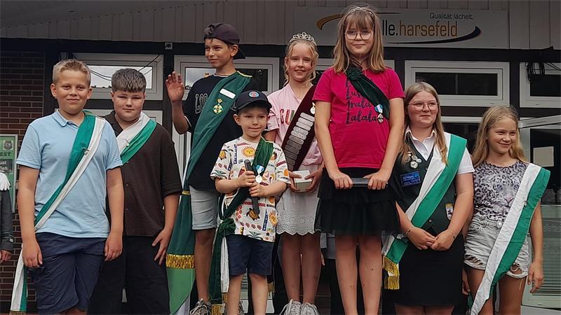 Kjeld Askan Iden ist der neue Schützenkönig in Harsefeld Die Würdenträger der Kinder: Till Höper, Joshua Gerdau, Kinderkönig Leon Groth, Prinz Enno Förster, Kinderkönigin Malin Unger, Prinzessin Miriam Goerke, Darina Marleen Gerdau und Alexia Kohlhof (von links).
