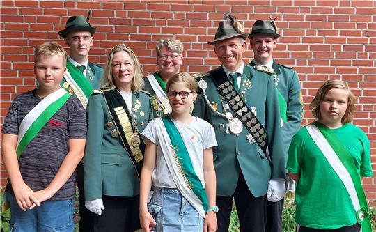Die Würdenträger des Schützenvereins Brobergen mit König Lars Schlegel und Königin Tanja Rademacher.
