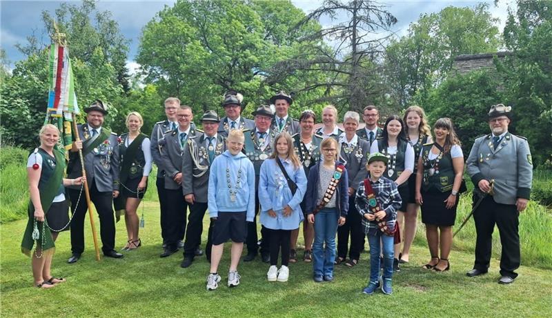 Die Würdenträger des Schützenvereins Jägerlust in Hamelwördenermoor stellen sich zum Gruppenbild auf.