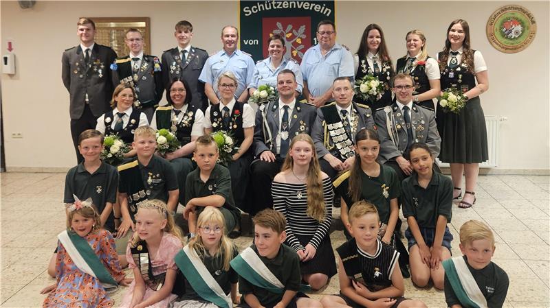 Schützenverein Kutenholz hat wieder ein volles Königshaus Die Würdenträger des Schützenvereins Kutenholz rücken für ein Gruppenfoto zusammen.
