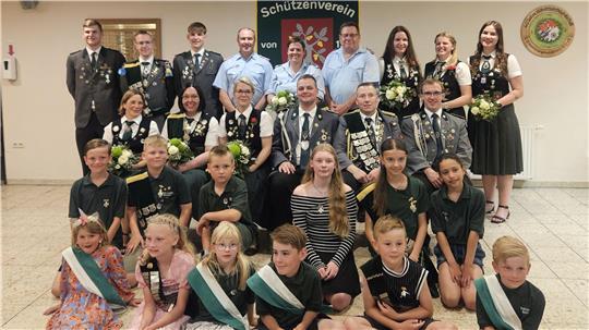 Die Würdenträger des Schützenvereins Kutenholz rücken für ein Gruppenfoto zusammen.