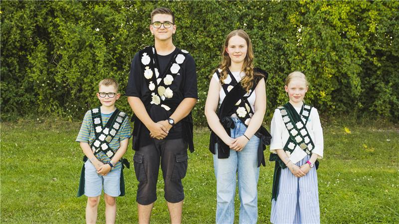 Die Würdenträger vom Kinderschützenfest (von links): Prinz Louis Borgert, Kinderkönig Ben Güttner, Kinderkönigin Tabea Fitschen, Prinzession Anna Inselmann.