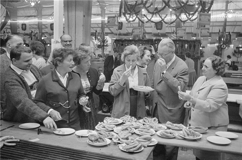 Wurstprüfungskommission tagt auf der Wiesn Die Wurstprüfungskommission auf dem Oktoberfest im Jahr 1973.