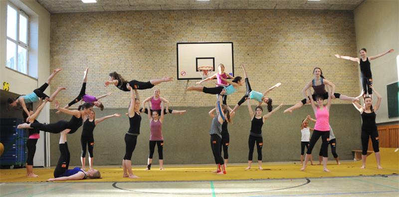 Die Young Diamonds zeigen ihr Können bei der Trainingseinheit am vergangenen Mittwoch in der Turnhalle am Burggraben. Foto: Scholz
