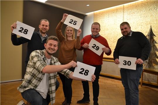 Die Youngster des Oederquarter Rates: Fünf der elf Ratsmitglieder sind in den 90ern geboren . Hauke Horeis (28), Steffen Weiß (28), Beeke Weiß (25), Christoph Kruse (29) und Lars Heinsohn (30) haben den Altersschnitt deutlich nach unten ged