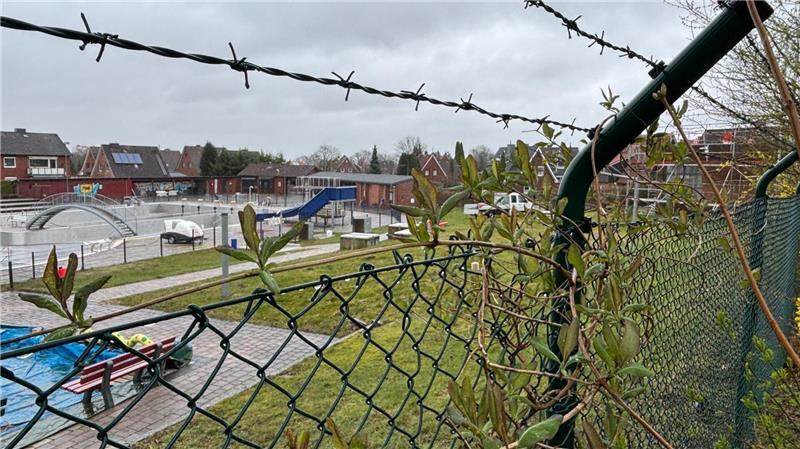 Die Zäune um das Freibad hielten Vandalen nicht davon ab, im Freibad zu wüten.
