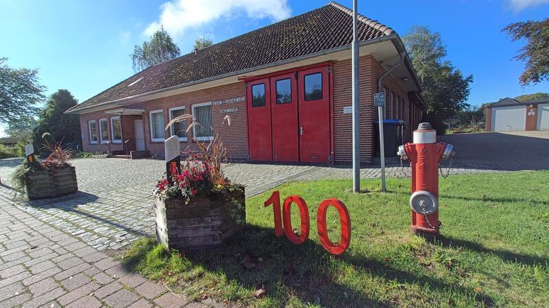 Die Zahl 100 vor dem Feuerwehrhaus in Schwinge stammt von einem Nachbarn.