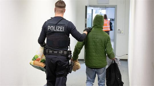Die Zahl der Abschiebungen steigt in Bremerhaven und Bremen. Aber noch stärker steigt die Zahl der gescheiterten Versuche. 