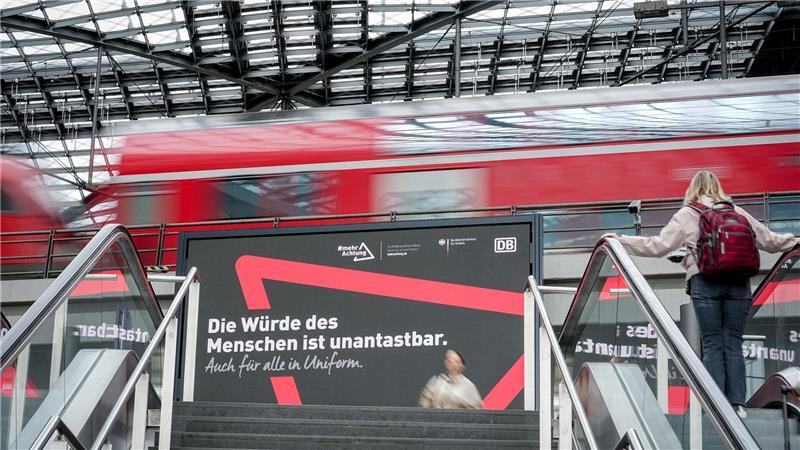 So will die Bahn für mehr Sicherheit sorgen Die Zahl der Angriffe auf Bahnbeschäftigte ist innerhalb eines Jahres gestiegen. Jetzt gibt es eine Respekt-Kampagne. (Archivbild)