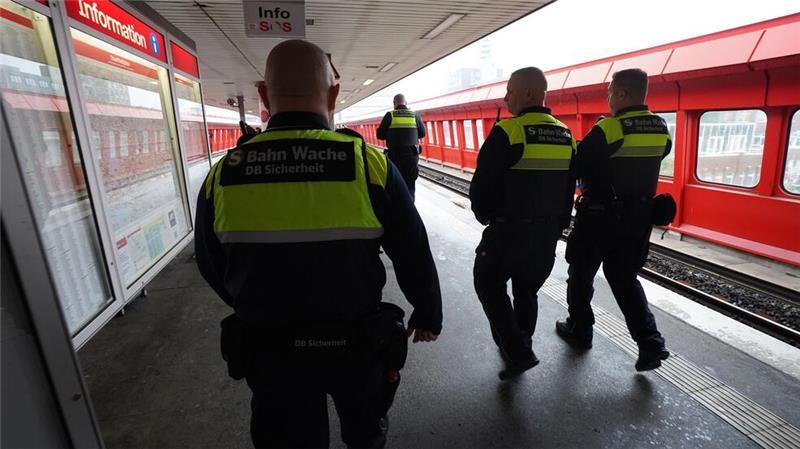 Mehr Angriffe auf Mitarbeiter im ÖPNV Die Zahl der Angriffe auf Mitarbeiter des ÖPNV in Hamburg ist gestiegen. (Archivbild)