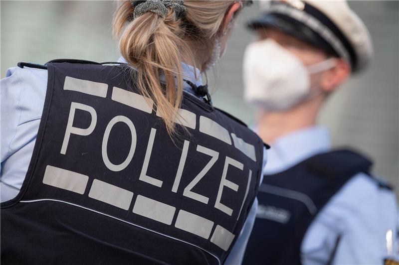 Mann zeigt Hitlergruß im Hamburger Rathaus Die Zahl der Angriffe gegen Polizei- und Rettungskräfte in Niedersachsen wird nach einer Einschätzung des Innenministeriums in diesem Jahr voraussichtlich leicht steigen. Foto: Marijan Murat/dpa