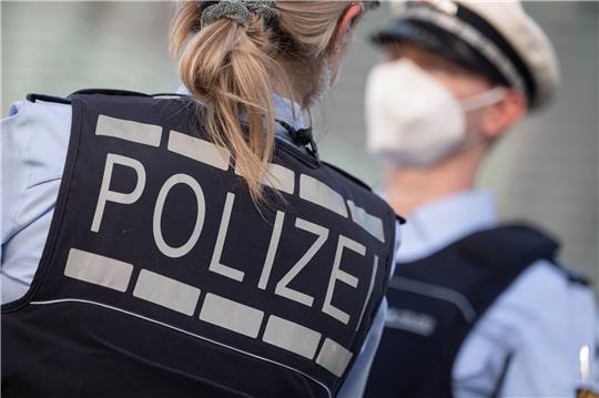 Die Zahl der Angriffe gegen Polizei- und Rettungskräfte in Niedersachsen wird nach einer Einschätzung des Innenministeriums in diesem Jahr voraussichtlich leicht steigen. Foto: Marijan Murat/dpa