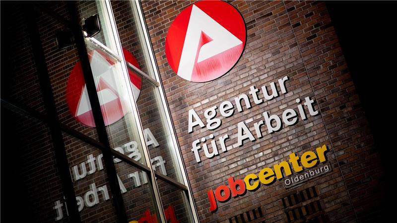 Die Zahl der Arbeitslosen in Bremen ist leicht gesunden - bleibt aber weiter hoch. (Archivbild)