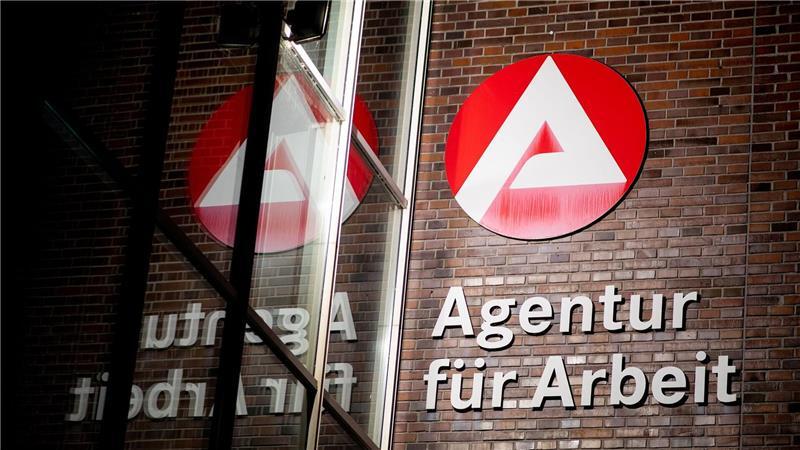 Die Zahl der Arbeitslosen in Deutschland ist im April nur geringfügig gesunken. (Archivbild)