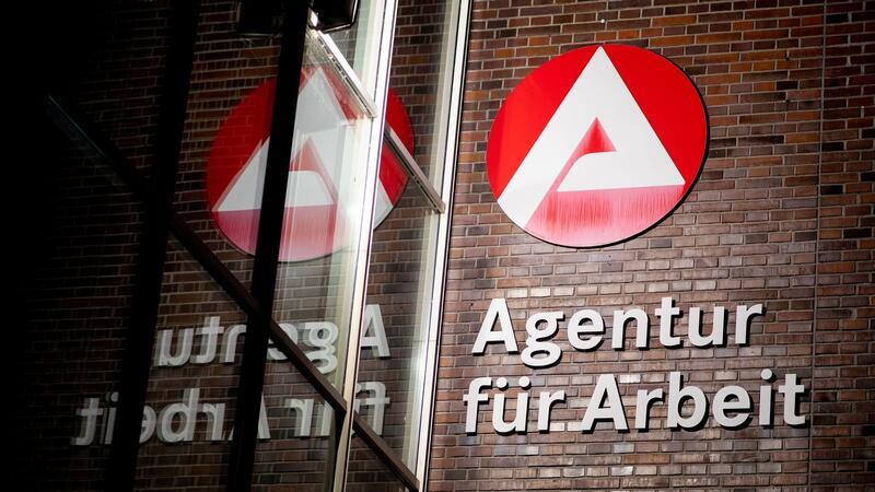 Schwache Konjunktur zieht Arbeitsmarkt im Juni ins Minus Die Zahl der Arbeitslosen in Deutschland ist im Juni im Vergleich zum Vormonat gestiegen