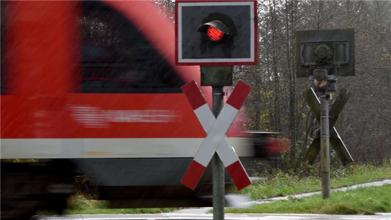 Immer weniger Bahnübergänge im Norden Die Zahl der Bahnübergänge im Norden wird weniger (Archivbild)