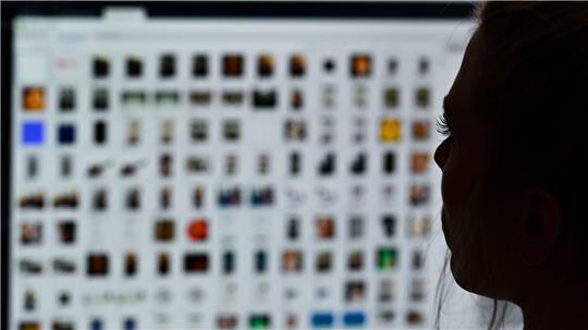 Die Zahl der Beschwerden über kriminelle Inhalte im Internet in Deutschland ist im vergangenen Jahr auf einen neuen Rekordwert gestiegen. (Archivbild)