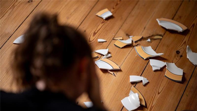 Sozialverband: Frauenhaus-Plätze sollten kostenlos sein Die Zahl der Fälle von häuslicher Gewalt gegen Frauen ist in Deutschland gestiegen. Einige Betroffene finden Schutz in einem Frauenhaus. (Symbolbild)