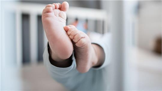 Die Zahl der Geburten ist in Hamburg erneut gesunken. (Illustration)